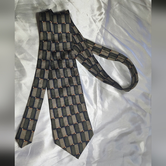 Bill Blass Elegant Black and Gold Patterned Tie - Picture 2 of 8